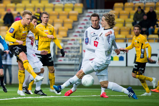 Elfsborgs Per Frick skjuter på mål
