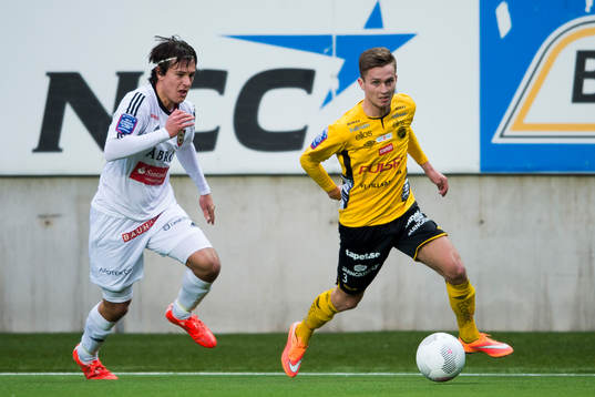 Elfsborgs Adam Lundqvist jagas av Brommapojkarnas Stefano
