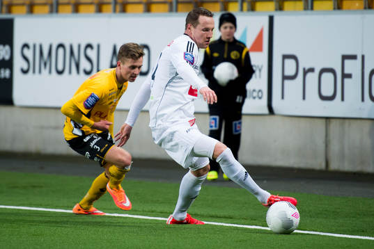 Brommapojkarnas Nicklas Bärkroth tar bollen framför