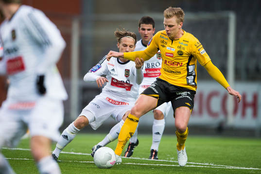 Kamp mellan Elfsborgs Per Frick och Brommapojkarnas Daniel