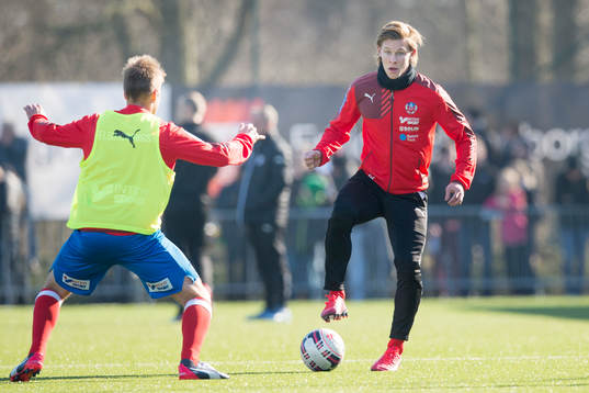 Helsingborgs Emil Krafth värmer upp