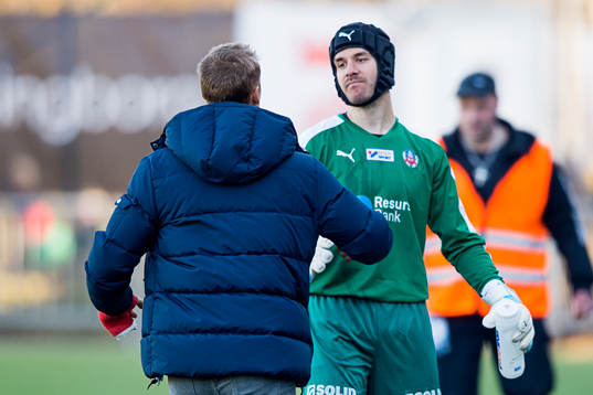 Helsingborgs målvakt Pär Hansson uppvaktar målvakt