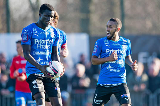 Halmstads Kwame Karikari firar han gjort 1-1 med Junes Barny