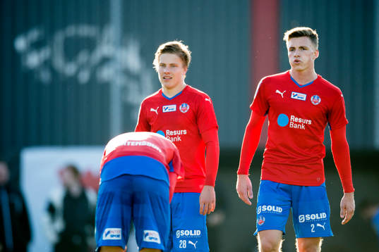 Helsingborgs Jere Uronen och Carl Johansson pustar ut