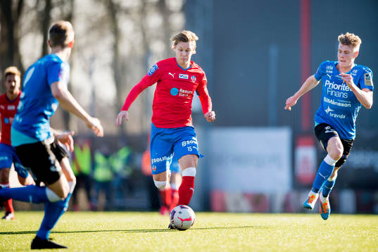 Helsingborgs Emil Krafth jagas av Halmstads Eric Smith (th)