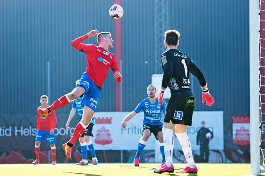 Helsingborgs Jesper Björkman missar precis ett inlägg
