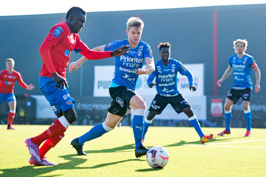 Halmstads Viktor Ljung bevkaar Helsingborgs Lalawélé
