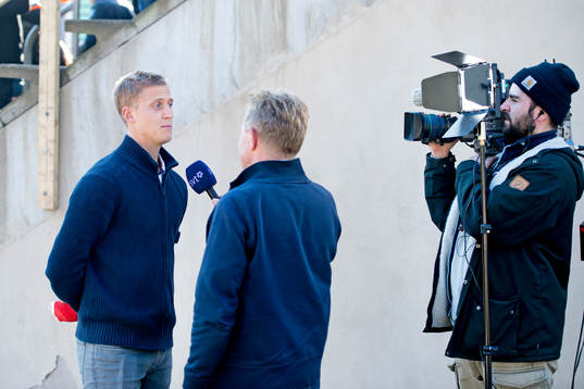 Helsingborgs målvakt Pär Hansson håller sitt gipsade