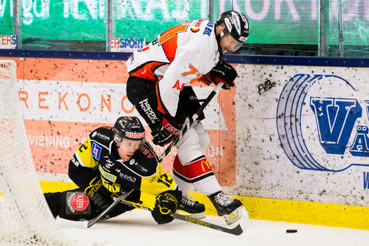 Västerås Fredrik Johansson i kamp om pucken med