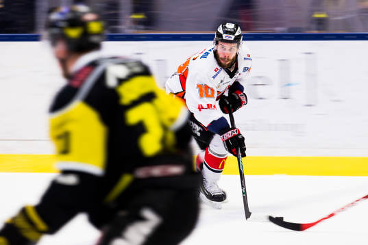 Karlskronas Kelsey Tessier med pucken