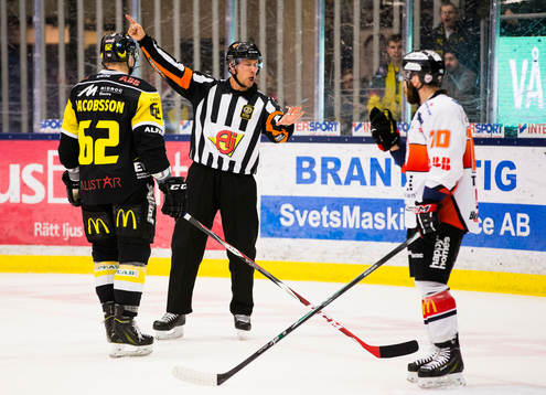 Domare Andreas Harnebring talar med Västerås Robin