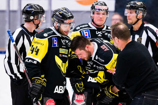 Västerås Per Helmersson hjälper Jan Urbas av isen