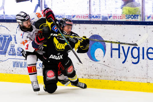 Karlskronas Kelsey Tessier drar omkull Västerås Mathias