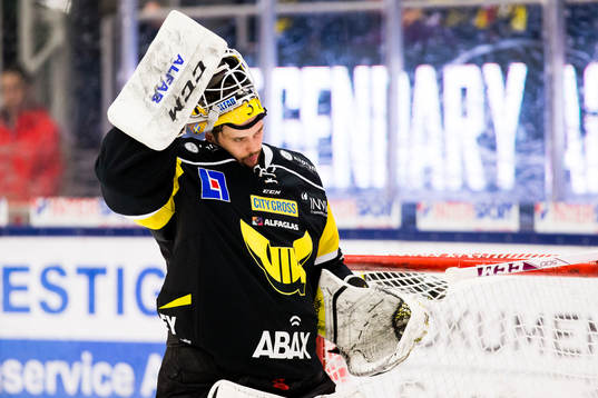 Västerås målvakt Jonatan Bjurö ser deppig ut