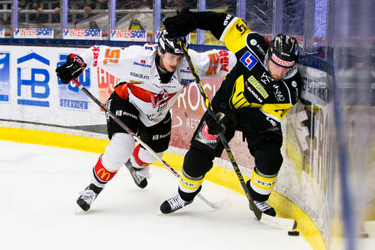 Karlskronas Maksim Matushkin i kamp om pucken med