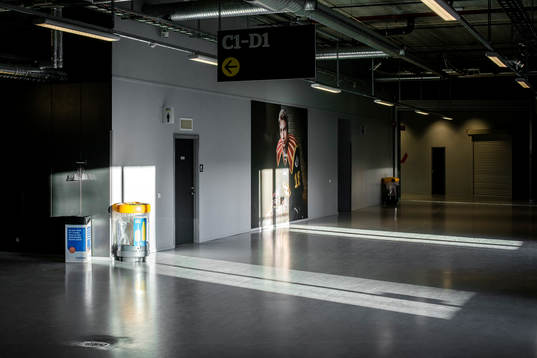 Vårsol inne på Gavlerinken Arena före ishockeymatchen i