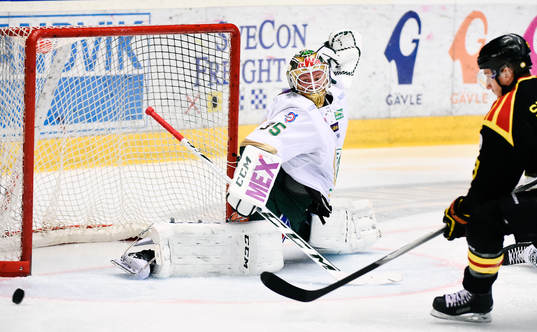 Färjestads målvakt Fredrik Pettersson Wentzel räddar