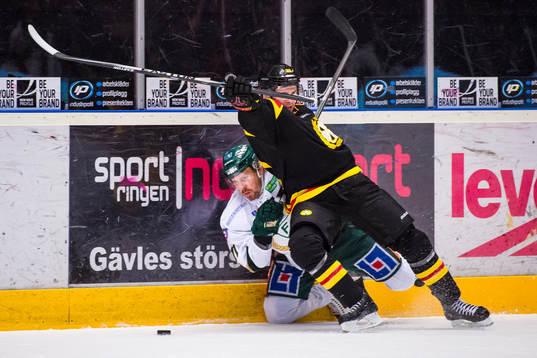 Färjestads Anssi Salmela håller fast Brynäs Tim Wallace
