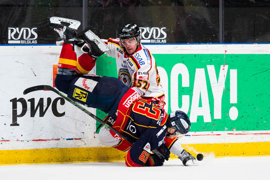 Djurgårdens Tobias Hage i kamp om pucken med Luleås Karl