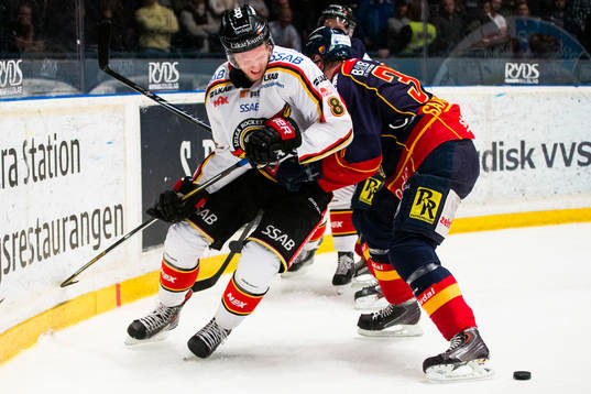 Luleås Per Savilahti-Nagander i kamp om pucken med
