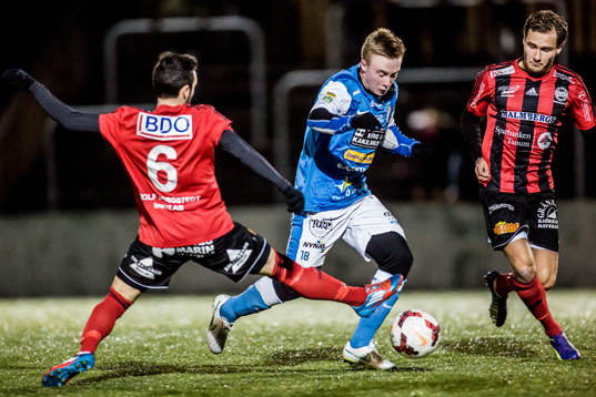 Oddevolds Adam Engelbrektsson tar sig förbi Grebbestads