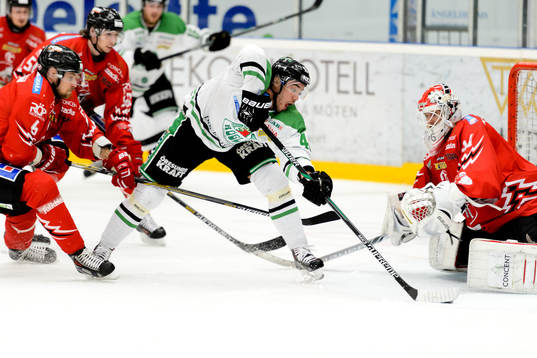 Vita Hästens Morgan Hassel jagar Rögles Jesper Jensen