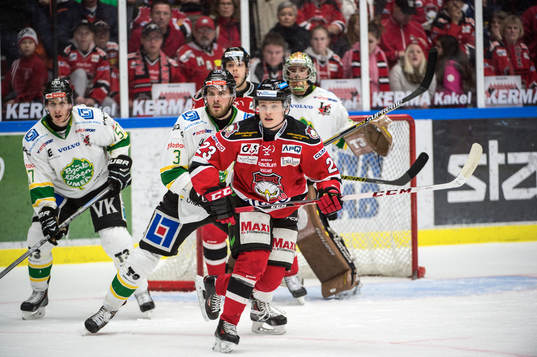 Malmö Redhawks Christoffer Forsberg framför Björklövens
