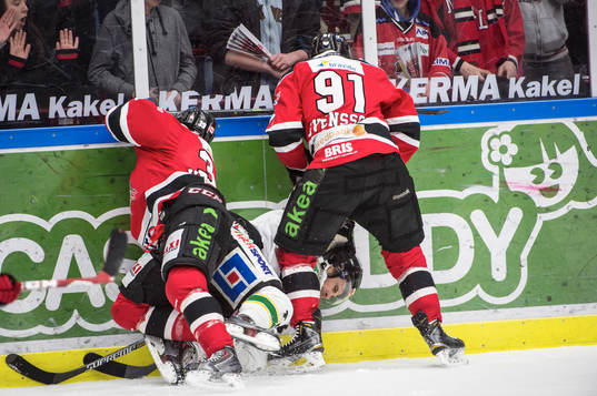 Malmö Redhawks Eric Himelfarb och Björn Svensson klämmer