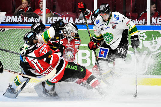 Björklövens Henrik Nyberg försöker få in pucken bakom