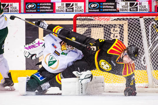 Brynäs Lukas Kilström faller över Färjestads målvakt