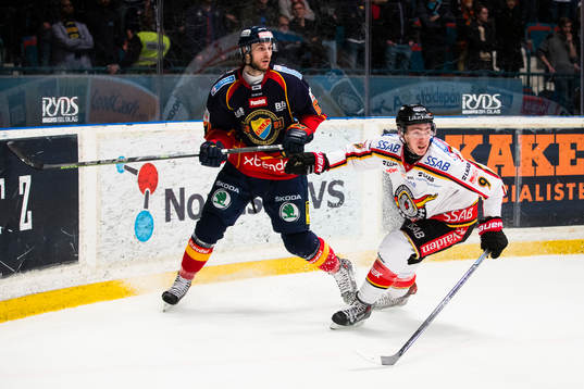 Djurgårdens Simon Gysbers och Luleås Johan Forsberg