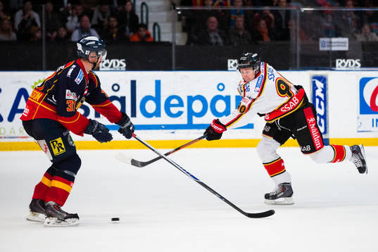 Djurgårdens Mikael Samuelsson täcker ett skott från