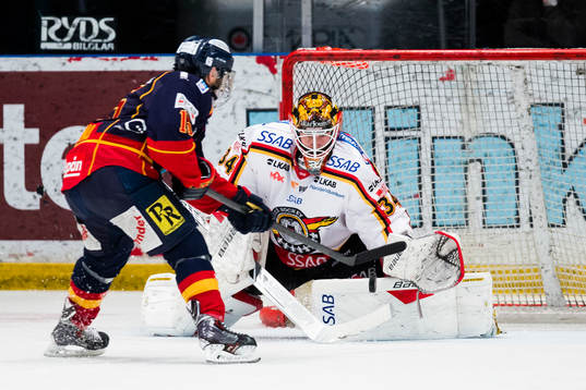 Djurgårdens Steve Saviano med ett friläge mot Luleås