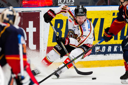 Luleås Jonathan Granström med pucken