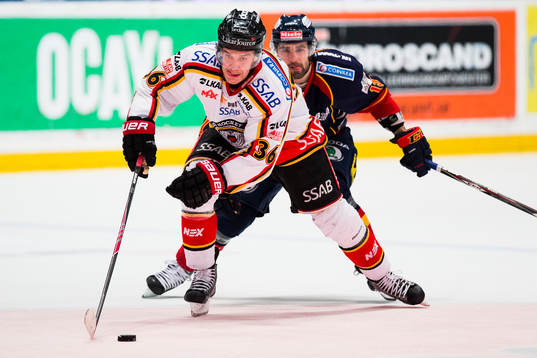 Luleås Niklas Fogström tätt följd av Djurgårdens