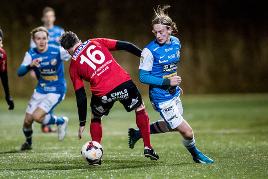 Oddevolds Erik Kallberg tar sig förbi Grebbestads Jimmie