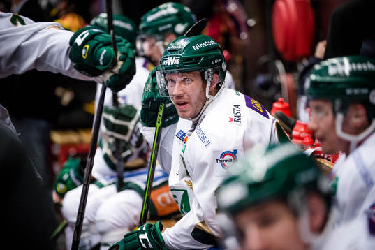 Färjestads Linus Persson deppar i båset