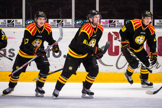 Brynäs Pathrik Westerholm och Greg Scott jublar
