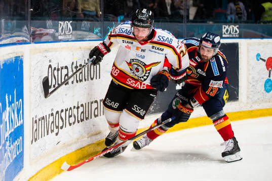 Luleås Cam Abbott i kamp om pucken med Djurgårdens Damien
