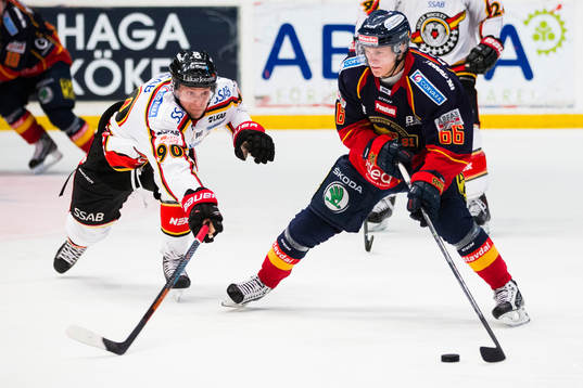 Luleås Johan Harju försöker ta pucken från Djurgårdens
