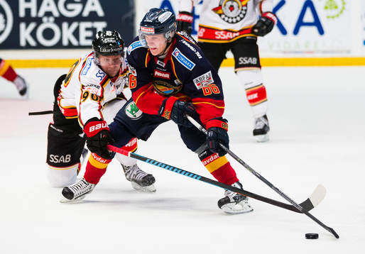 Luleås Johan Harju försöker ta pucken från Djurgårdens