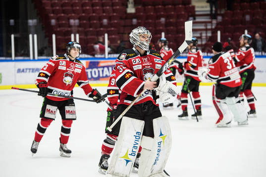 Malmö Redhawks målvakt Niko Hovinen deppar med övriga