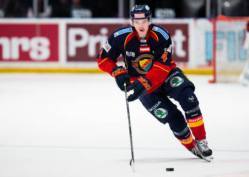 Djurgårdens Marcus Högström med pucken