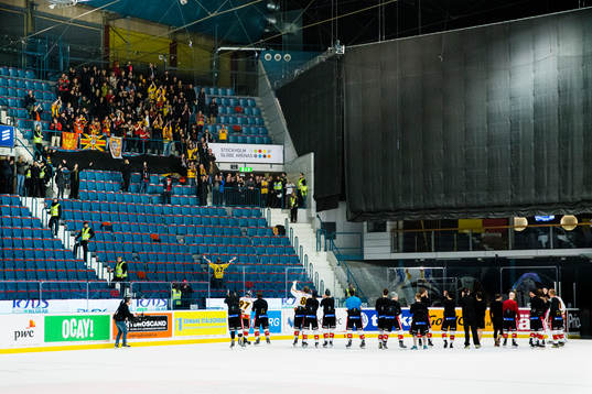 Luleås spelare kommer in på isen igen och tackar sina