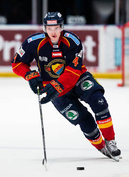 Djurgårdens Marcus Högström med pucken