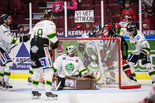 En yngre Malmö Redhawks supporter håller upp en skylt med