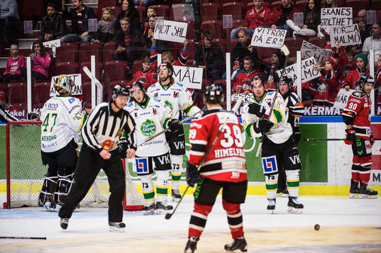 Unga Malmö Redhawks supportrar peppar hemmalaget