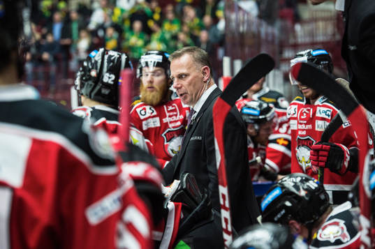 Malmö Redhawks tränare Mats Lusth bland spelarna