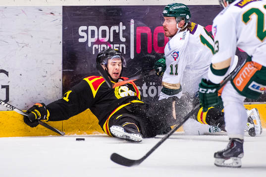 Brynäs Tim Wallace dras ner utav Färjestads Anssi Salmela
