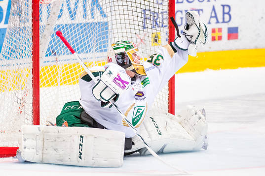 Färjestads målvakt Fredrik Pettersson-Wentzel räddar